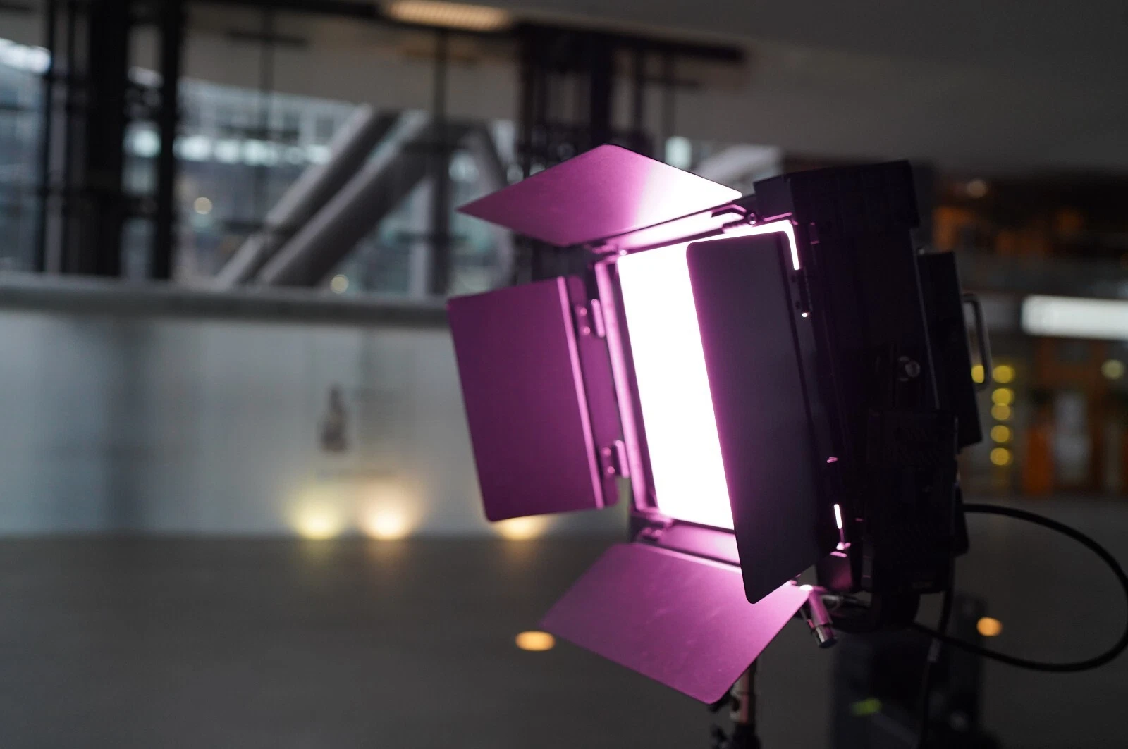 SWIT S-2820 RGB-Flächenleuchte, 200 W, mit Tasche