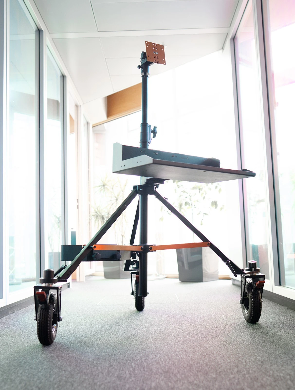 INOVATIV AXIS Base Station mit Plattform und Monitorhalter